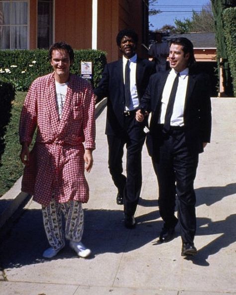 Quentin Tarantino, Samuel L. Jackson and John Travolta share a laugh on the Pulp Fiction set, 1993.    👉Gana dinero en internet en andigarcia.com #favoriteactor #actoresdedoblaje #malecelebrities #famousartist #fotosantigas #instafashion #escenasdepeliculas #cute #love #fashionista Quentin Tarantino Films, Quentin Tarantino Movies, Tarantino Films, Sofia Loren, Edward Norton, Brandon Lee, Christopher Reeve, Rob Lowe, Serge Gainsbourg