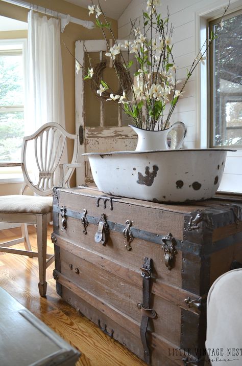 15 Vintage Decor Ideas That Are Sure To Inspire Antique Ideas, Shabby Chic Decorating, Casa Retro, Decoration Shabby, Shabby Home, Vintage Trunks, Diy Casa, Deco Retro, Country Decor Rustic