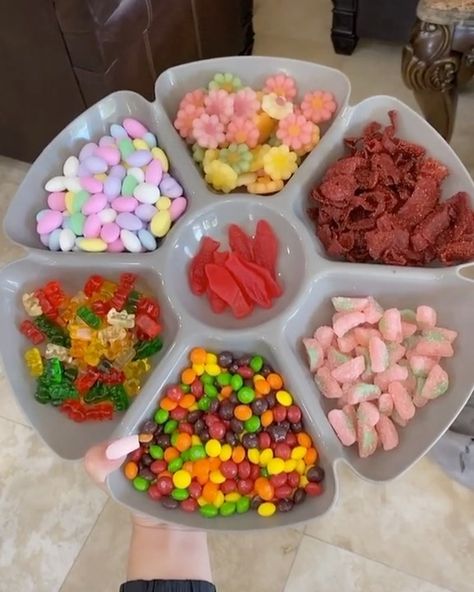 Homemade Fruit Snacks, Sleepover Snacks, Food Set Up, Snack Platter, Bistro Food, Sleepover Food, Sweet Recipes Desserts, Tasty Baking, Sweet Snacks Recipes