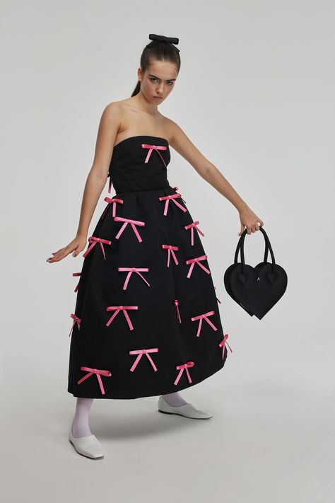 Ashley Williams Spring 2021 Ready-to-Wear Collection | Vogue Pink Bow Dress, Ashley Williams, Bow Dress, Black And Pink, Vogue Paris, Pink Bow, Mode Outfits, 2023 2024, Dress With Bow