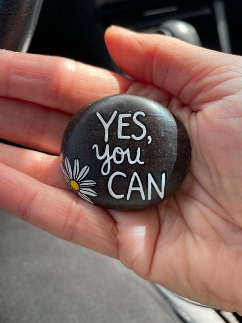 Rock Painting Ideas Inspirational Quotes, Painted Rocks With Words, Rock Painting Inspirational, Cute Rock Painting Ideas Aesthetic, Inspirational Rock Painting Ideas, Sten Maling Ideas, Quotes On Rocks, Easy Rock Painting Ideas For Beginners, Rock Painting Quotes