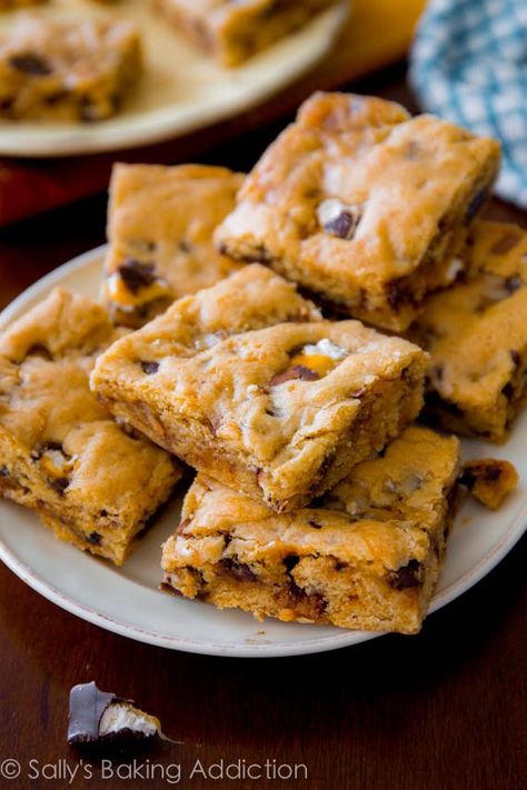 Buttery, brown-sugared Candy Bar Blondies stuffed with all your favorites. Easy, quick, no mixer. | sallysbakingaddiction.com Candy Bar Blondies, Candy Bar Cookies, Blondie Recipe, Sallys Baking, Leftover Candy, Leftover Halloween Candy, Blondies Recipe, Caramel Pecan, Butterscotch Chips