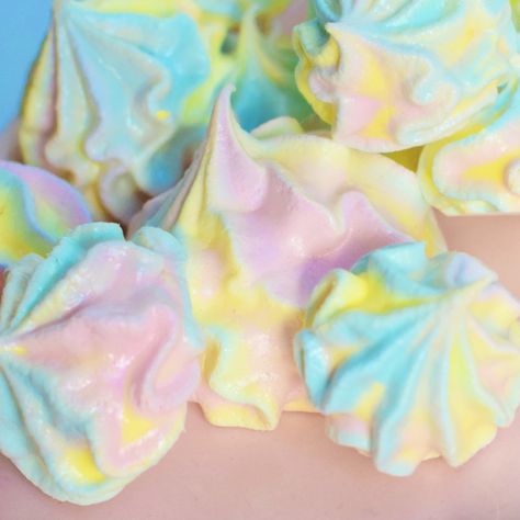 Rainbow Meringue, Baked Meringue, Meringue Pavlova, Easy Treat, Icing Tips, Blue Food Coloring, Yellow Foods, Meringue Cookies, Processed Sugar