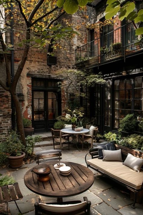 SOnoma Design Nyc Brownstone, Courtyard Cafe, Brownstone Homes, Barn Apartment, Home Nyc, Small Courtyard Gardens, Small Courtyards, Porch And Balcony, Round Tables