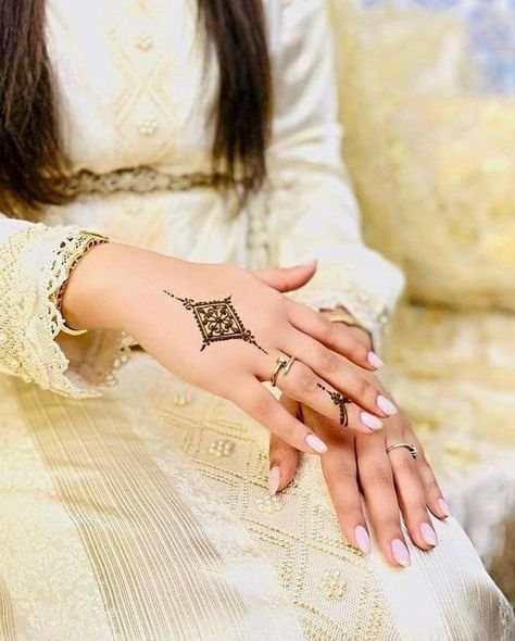 Moroccan Henna, Small Henna, Finger Henna Designs, Henna Tattoo Hand, Henna Tattoo Designs Hand, Finger Henna, Henna Art Designs, Simple Henna Tattoo, Pretty Henna Designs