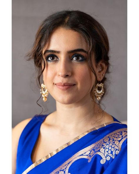 Sanya Malhotra Saree, Blue Saree Makeup Look, Sanaya Malhotra, Dress Designs For Stitching, Bollywood Makeup, Batman Gifts, Simpsons Drawings, Sanya Malhotra, Indian Fashion Trends