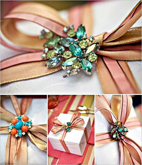 Creative wrapping with ribbon + vintage jewelry Different Pictures, Creative Wrapping, Creative Gift Wrapping, Cadeau Diy, Repurposed Jewelry, Wedding Chicks, Beautiful Gift Wrapping, Pretty Packaging, Wrapping Ideas