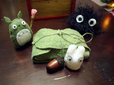 Totoro gift bundle Totoro Crafts, Totoro Birthday, Totoro Diy, Studio Ghibli Party, Studio Ghibli Crafts, Totoro Party, Felt Gifts, Horror Picture Show, Toys Dolls