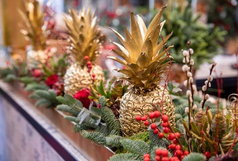 Hawaiian Christmas Centerpieces, Hawaiian Christmas Tree, Tropical Christmas Decorations, Diy Christmas Centerpiece, Christmas Centerpiece Ideas, Caribbean Christmas, Pineapple Centerpiece, Christmas Luncheon, Pineapple Christmas