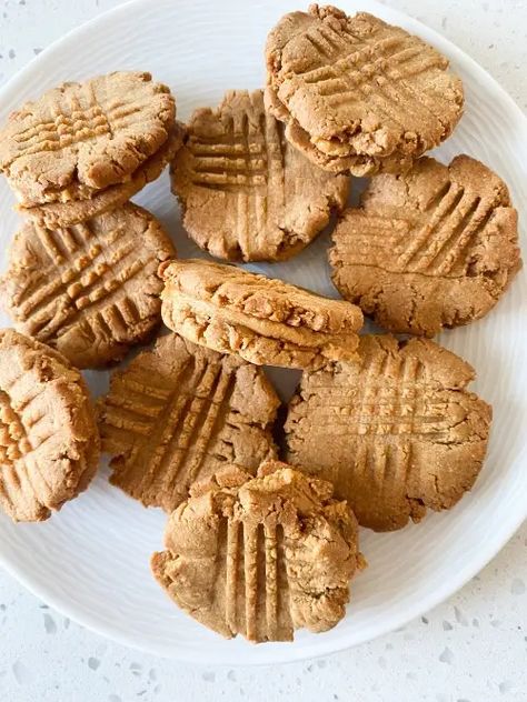 You only need 5 ingredients to make these peanut butter sandwich cookies! They are healthy, gluten-free & vegan. Copycat Girl Scouts Do-Si-Dos Sugar Free Peanut Butter Cookies, Butter Sandwich Cookies, Honey Peanut Butter, Galletas Keto, Peanut Butter Sandwich Cookies, Cookie Recipes Oatmeal Raisin, Oatmeal Raisin Cookies Chewy, Keto Peanut Butter Cookies, Butter Sandwich