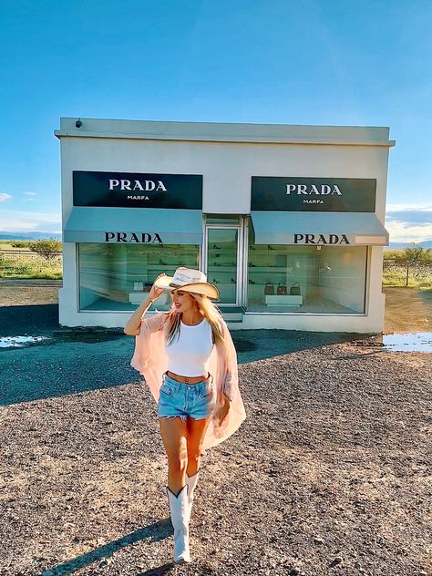 Marfa Texas Photoshoot, Prada Marfa Photoshoot, Villa Treville, Trip Fits, Western Photo Shoots, Texas Trip, Olsen Twins Style, Western Photo, Marfa Texas