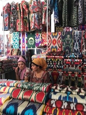 Presention Ideas, Uzbekistan Clothing, Quilted Clothing, Shift Dress Pattern, Ikat Design, Silk Road, Market Shopping, Central Asia, Indian Designer Wear