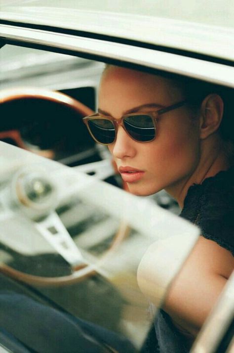 Classic Car Photoshoot, Haircut Selfie, Photo Hijab, Woman In Car, Car Poses, Portrait Photography Men, Cute Hairstyle, Vintage Photoshoot, Hijab Girl