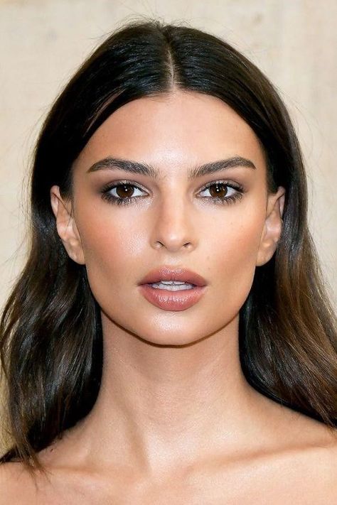 Feb 15, 2020 - For some serious EmRata beauty inspiration, take a look back at our favorite Emily Ratajkowski makeup looks through the years. Emily Ratajkowski Makeup, Female Eyebrows, Eyebrow Filling, Emrata Instagram, No Make Up Make Up Look, Makeup Tip, Bridal Makeup Natural, Soft Glam Makeup, Eyebrow Tinting