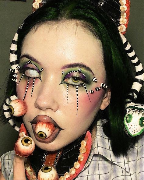 Beetlejuice Inspired Hair, Beetlejuice Sandworm Makeup, Sandworm Beetlejuice Makeup, Beetlejuice Make Up Female, Beetle Juice Inspired Makeup, Goosebumps Makeup, Sandworm Makeup, Beetlejuice Makeup Ideas, Lydia Beetlejuice Makeup