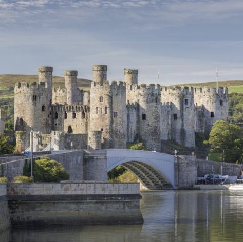 Conwy Castle was built by Edward I, during his conquest of Wales, between 1283 and 1289 (Wikipedia) Welsh Landscape, Conwy Castle, Welsh Castles, Minecraft Castle, Visit Wales, Medieval Fortress, Castle Ruins, Snowdonia, Beautiful Castles