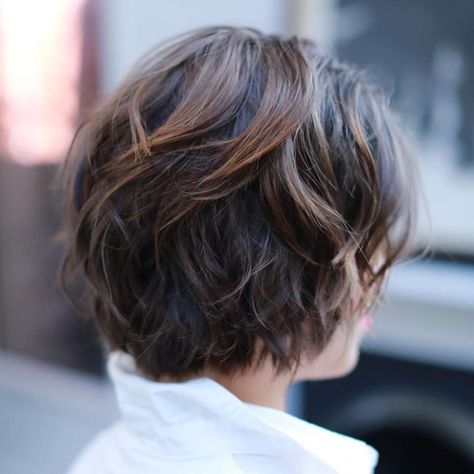 Short Messy Brown Balayage Hairstyle Kort Bob, Thick Hair Cuts, Thick Wavy Hair, Short Shag Hairstyles, Short Hairstyles For Thick Hair, Shag Hairstyles, Brown Balayage, Short Wavy Hair, Best Short Haircuts