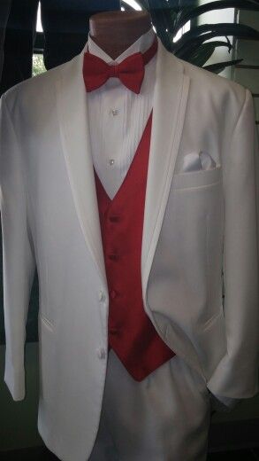 White Tux With Red Tie, White Tuxedo Aesthetic, Chambalans Outfits Quince White, Red And White Tuxedo For Men Wedding, White And Red Suit Men Wedding, White And Red Tuxedo Wedding, White And Red Suit Men, White And Red Groom Suit, Quince Chambelanes Outfits White