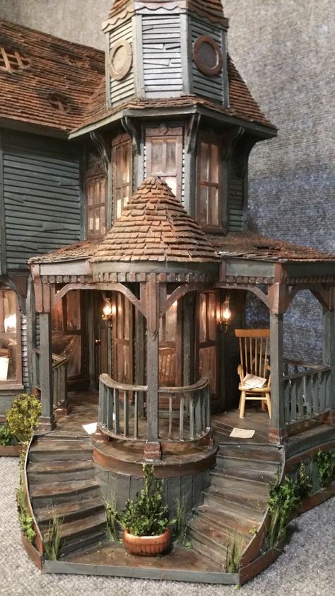 Haunted House Craft, Casa Fantasy, House Craft, Haunted Dollhouse, San Francisco Houses, Abandoned House, Miniature Houses, Miniature House, Haunted Mansion