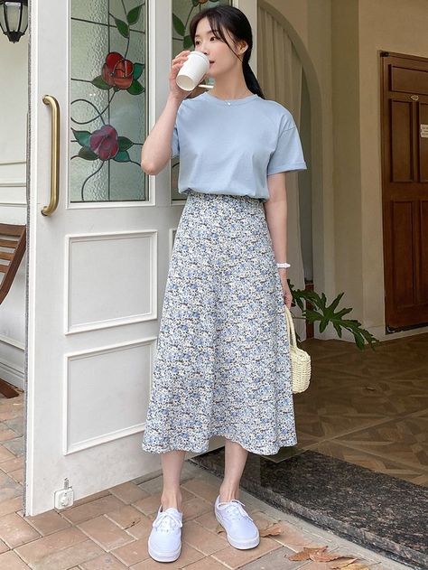 ━ 𝐡𝐚𝐳𝐞𝐥 ☻ Ootd Ideas For Short Women, How To Style Long Floral Skirt, Korean Fashion For Short Women, Long Skirt For Short Women, Cute Outfits For Short Women, Skirts For Short Women, Korean Floral Skirt, Casual Outfits With Skirts, Cool Modest Outfits