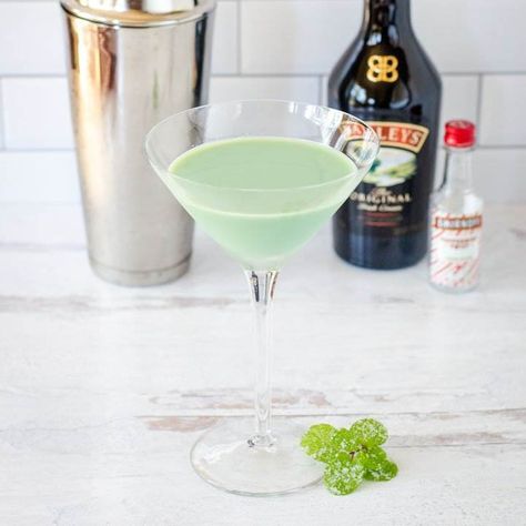 Shamrock Martini, Sweet Martini Recipes, St Patricks Cocktails, Martini With Baileys, Baileys And Vodka, Baileys Martini, Irish Cream Drinks, Irish Cocktails, Baileys Drinks