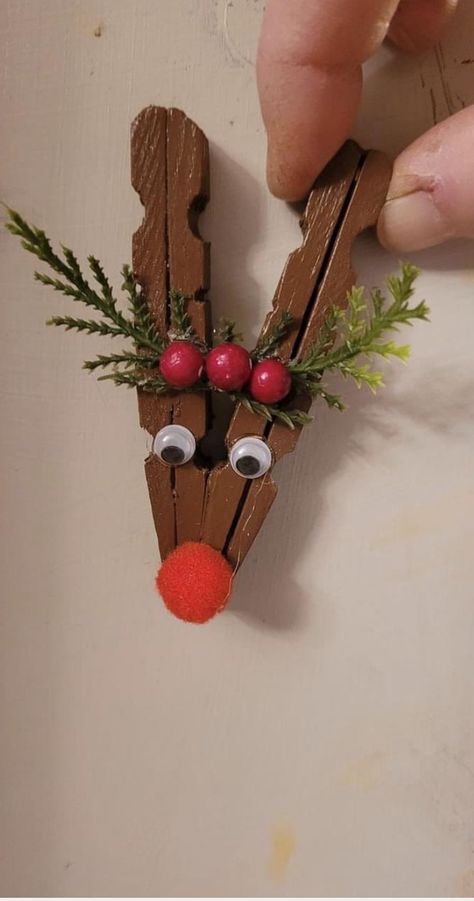 Reindeer Clothespin Ornaments, Clothes Pin Ornaments, Christmas Bazaar Crafts, Clothespin Crafts Christmas, Clothespin Diy Crafts, Wooden Clothespin Crafts, Clothespin Crafts, Christmas Clothespins, Christmas Crafts Diy Projects