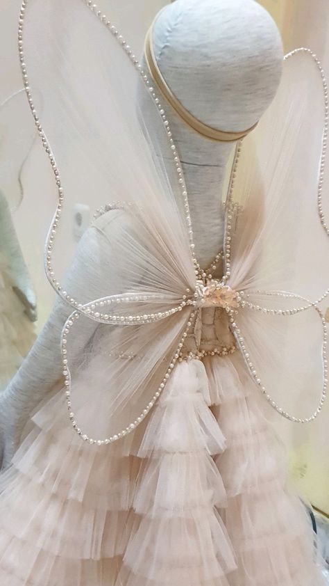 What we use for make a fairy wings for baby Diy Fairy Wings With Tulle, Mouse Tail Diy, Tulle Wings Diy, Diy Fairy Wings Kids, Diy Fabric Fairy Wings, Diy Wings For Kids, How To Make Fairy Wings Diy, Fairy Costumes For Kids, Diy Fairy Wings Easy