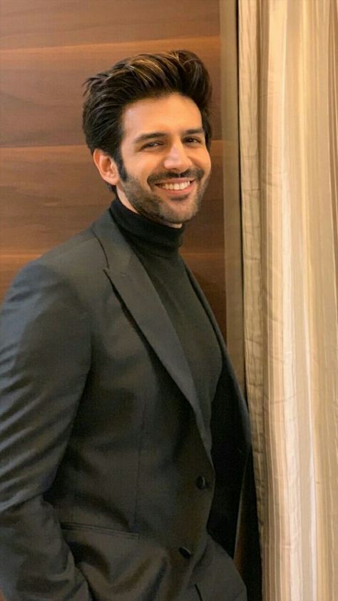 Kartik Kriti, Karthik Aryaan, Marriage Dress For Men, Karthik Aaryan, Heroes Actors, Bridal Makeup Images, Bollywood Music Videos, Kartik Aaryan, Handsome Celebrities