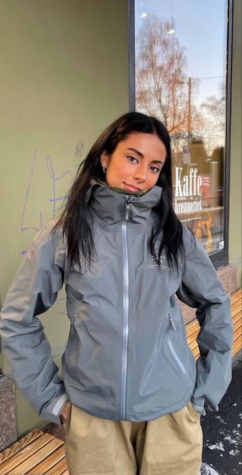 Arcteryx Women Outfit, Helly Hansen Ski Outfit, Grey Raincoat Outfit, Soft Shell Jacket Outfit, Gorp Core Women, Girly Gorp Core, Best Winter Jackets For Women, Arcteryx Ski Outfit, Softshell Jacket Outfit