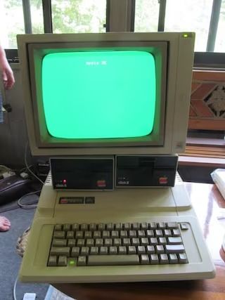 ReVintageLannie - Etsy Computer Apple, Computer Geek Gifts, Floppy Disk Drive, Nerd Aesthetic, Apple Ii, Computer Nerd, The Oregon Trail, Computer Geek, Old Technology