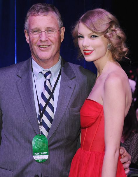 Why Taylor Swift's 'Terrified' Father Opposed Her Taking a Political Stance Taylor Swift Parents, Taylor Swift Family, Scott Swift, Estilo Taylor Swift, All About Taylor Swift, Financial Advisor, Celebrity Kids, Celebrity Moms, Celebrity Dads