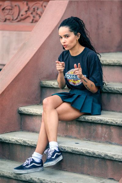 Zoe Kravitz Tattoos, Zoe Kravitz Braids, Zoe Kravitz Style, Zoe Isabella Kravitz, Zoë Kravitz, Look Grunge, Pleated Skirt Short, Zoe Kravitz, Beastie Boys