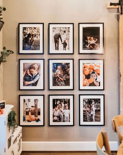 Family Pictures On Wall, Family Photo Wall, Photo Wall Decor, Entryway Wall Decor, Family Wall Decor, Decor Studio, Photo Wall Gallery, Entryway Wall, Trendy Living Rooms