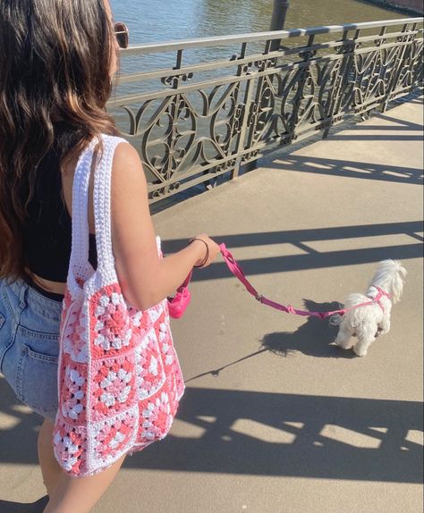 girl with pink granny square bag and maltanese dog Pink Crochet Granny Square, Maryfairys Granny Babette, Crochet Granny Squares Bag, Pink Bag Crochet, Pink Granny Square Bag, Granny Square Bag Ideas, Summer Crochet Bags, Summer Crochet Tote Bag, Granny Square Crochet Pattern Bag