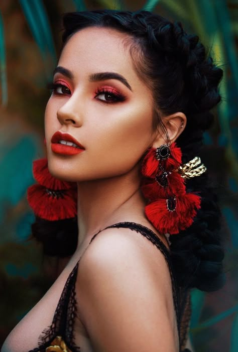 Eye Makeup Red Dress, Mexican Hairstyles, Stile Preppy, Red Makeup, Beauty Portrait, Becky G, Powder Makeup, Maquillaje Natural, Red Lipstick