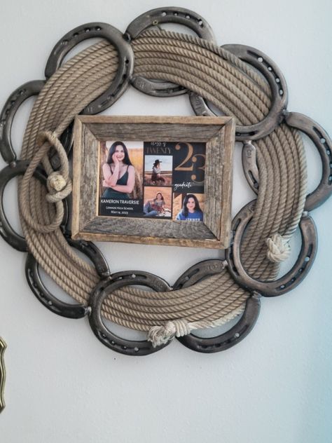 Christmas Horse Shoe Art, Horseshoe Wreath Diy, Horseshoe Crafts Projects Western Decor, Useful Welding Projects, Diy Horse Gifts, Horse Shoe Projects, Lariat Rope Crafts, Horseshoe Wreath, Horseshoe Ideas