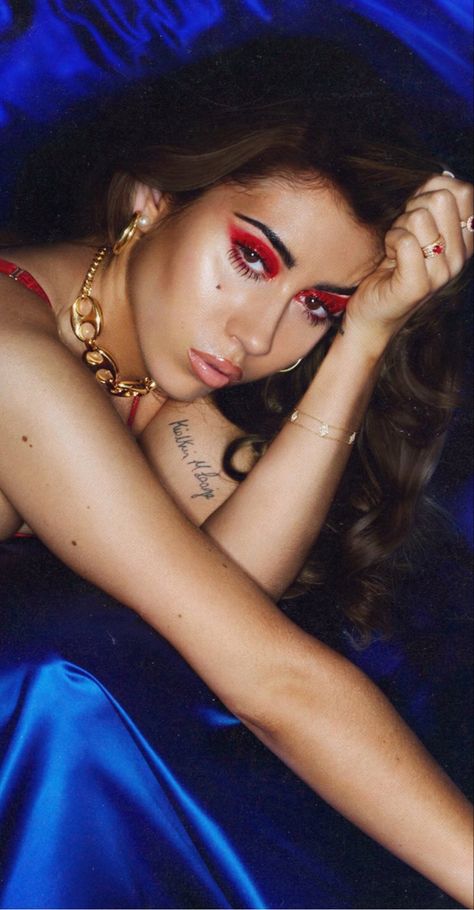 Isolation Kali Uchis, Kali Uchis Isolation, Kali Uchis Wallpaper, 90s Makeup Look, Mother Kali, Wallpaper Homescreen, Cool Album Covers, Racun Shopee, Donald Glover