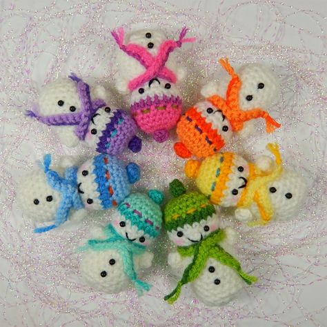 Free Teeny Tiny Snowbaby Pattern | Moji-Moji Design Crochet Snowman, Snowmen Patterns, Crochet Ornaments, Holiday Crochet, Crochet Christmas Ornaments, Christmas Crochet Patterns, Christmas Pattern, Crochet Dolls, Christmas Crochet