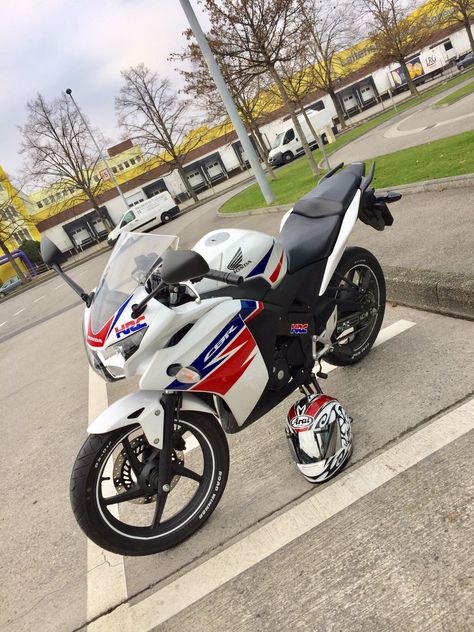 CBR 125 125cc Motorbike, Honda Cbr 125, Ducati Monster 821, Suzuki Gsx R 600, Cbr 600, Ducati Monster, Old Bikes, Honda Cbr, Story Ideas