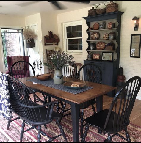 Dining Room Decor Country, Room Decor Country, Primitive Dining Room, Primitive Dining Rooms, Country Kitchens, Primitive Homes, Dark Home Decor, Casa Vintage, Colonial Decor