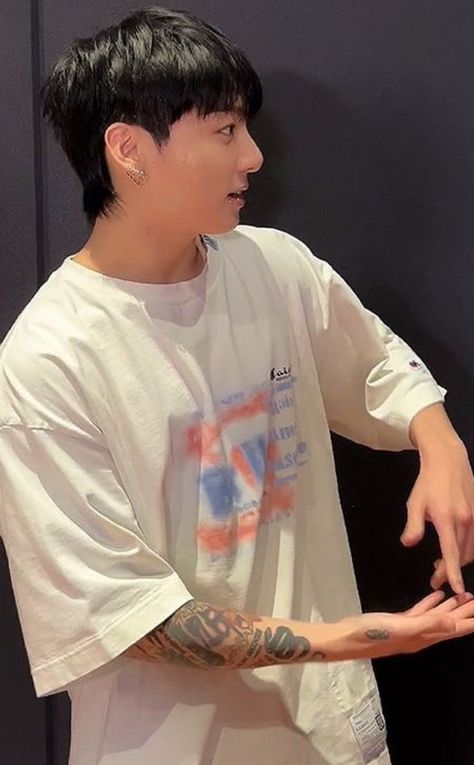 Jungkook Hairstyle, Bts Hairstyle, Short Mullet, Asian Haircut, Modern Mullet, Bad Haircut, Bts Jungkook Birthday, Shot Hair Styles, Jungkook Aesthetic