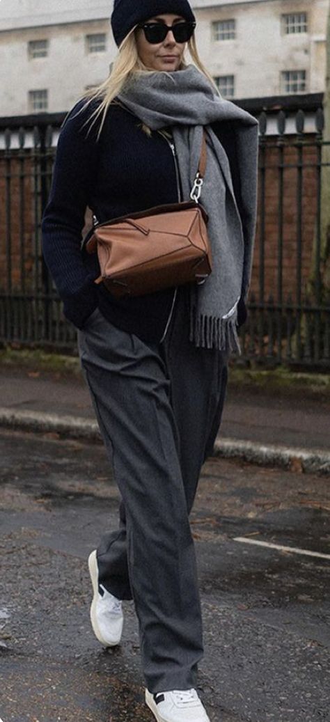 Grey Trousers Outfit, Wide Leg Trousers Outfit, Grey Pants Outfit, Emma Hill, Trainers Outfit, Beanie Outfit, Look Adidas, Estilo Indie, Mode Casual