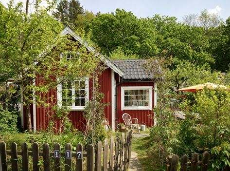 I can never resist a tiny living space - especially when they are this pretty! This cottage is located in Slottsskogskolonien - Sweden's sec... Decor Home Bathroom, Swedish Cabin, Small Space Inspiration, My Scandinavian Home, Swedish Apartment, Tiny Living Space, Swedish Cottage, Pretty Cottage, Swedish House