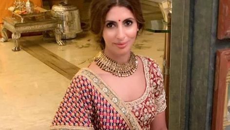 Shweta Bachchan Nanda’s wedding guest looks are a refresher course in how to create an heirloom-worthy Indianwear wardrobe Shweta Bachchan, Modern Sari, Chikankari Lehenga, Blue Anarkali, Corset Blouse, Wedding Guest Style, Red Lehenga, Wedding Guest Looks, Indian Textiles