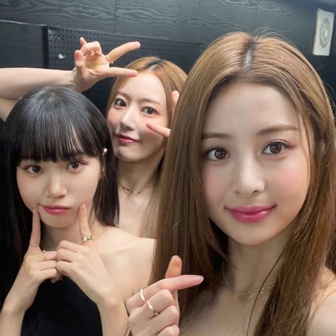 Sakura Chaewon And Yunjin, Yunjin Chaewon Selca, Lesserafim Selca, Yunjin Chaewon Sakura, Sakura And Chaewon, Sakura Yunjin, Kpop Cards, Chaewon Sakura, Sakura Lesserafim