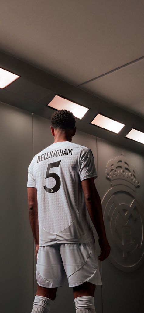 #realmadrid #kit #jersey #wallpapers #bellingham Real Madrid Home Kit, Camisa Real Madrid, Rm Wallpaper, Real Madrid Shirt, Madrid Football, Real Madrid Team, Cute Football Players, Soccer Boyfriend, Football Boyfriend