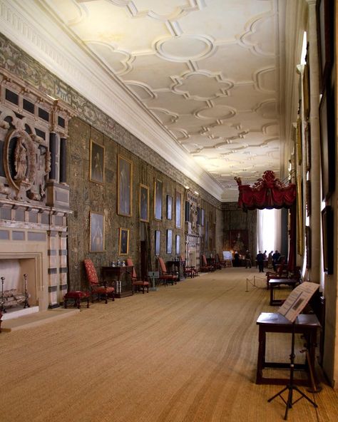 The Long Gallery at Hardwick Hall. - Long galleries were popular in Elizabethan and Jacobean houses. They were often located on the top… Hardwick Hall, Terrace Patio, English Houses, Nyc Rooftop, Dog Table, English Manor Houses, Chatsworth House, Lantern Ideas, Rooftop Bars