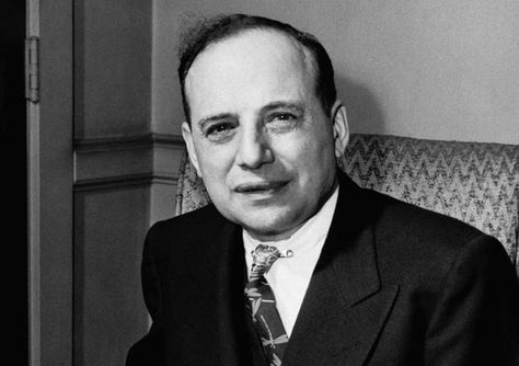 Seven pieces of advice from Benjamin Graham on understanding financial statements. Benjamin Graham, Investment Quotes, Investing Books, Investing Strategy, Value Investing, Black Gold Jewelry, Woodworking Magazine, Warren Buffett, Investing In Stocks