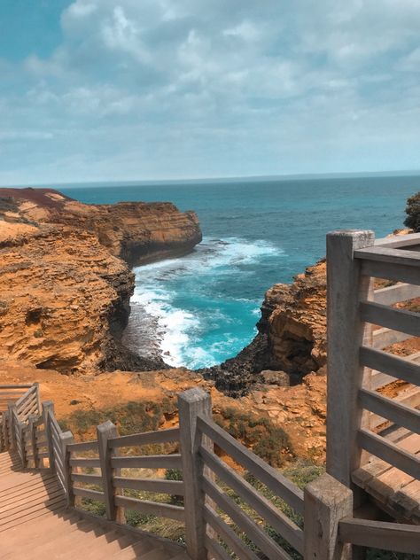 port campbell national park | tasmania holiday | destination | blue water | cliff images | travel guide | australia holiday | summer vacation | summer vacation | holiday inspo | hiking views | beach | vacation aesthetic | family holiday inspo | overseas holiday | beach wallpaper | ocean wallpaper | walkway to the ocean | wooden railing | ocean lookout Tasmania Aesthetic, Beach Vacation Aesthetic, Wooden Railing, Hiking Views, Australia Holiday, Aesthetic Family, Wallpaper Ocean, Holiday Inspo, Vacation Aesthetic