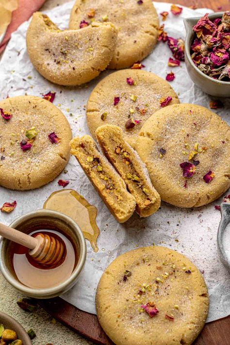 Baklava cookies are made with sugar cookie dough that gets stuffed with a sweet honey pistachio filling and get rolled in floral rose sugar. Fresh Baked Cookies Aesthetic, Unique Cookies Creative, Cookies Plating Ideas, Christmas Cookies Creative, Vegan Pistachio Cookies, Sweet Treats Aesthetic, Interesting Cookie Recipes, Tahini Dessert Recipes, Rectangle Cookies